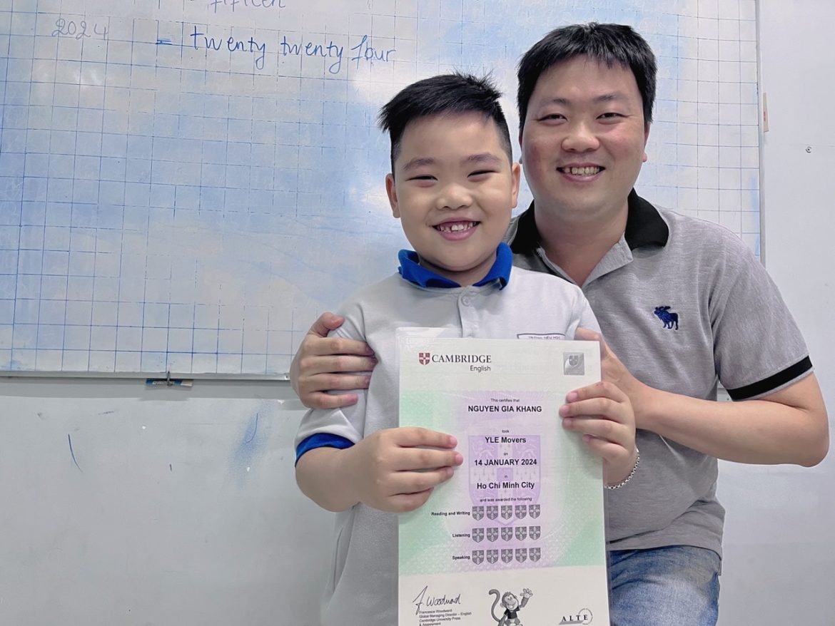 Xuất sắc thi đậu Cambridge Movers 15/15 khiên khi mới học Lớp 1 - Sóc No No